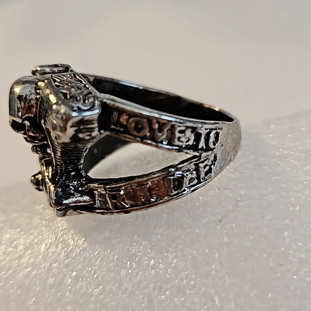 KNUCKLEHEAD & SKULL Stainless Steel Size 13 Silvertone Ring